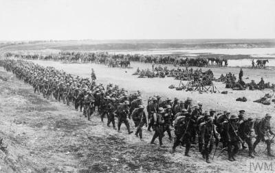 Tyske tropper rykker frem langs floden Wisla under Gorlice-Tarnow offensiven 1915